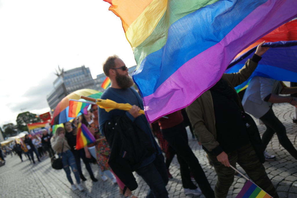 Personer i parade med regnbueflagg